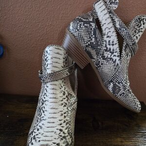BCBG Snajeskin Ankle Boots Size 9.5